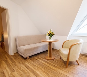 Couch, Sessel und Tisch