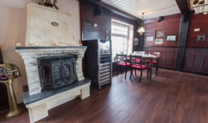 Frühstücksrestaurant Bullauge Holzwand