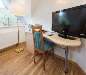 Schreibtisch mit TV und Stehlampe